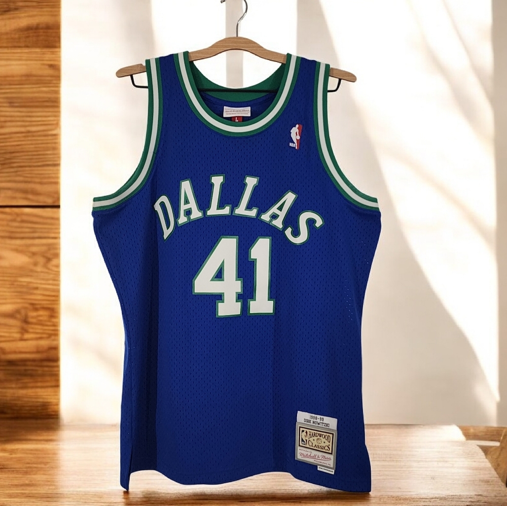 Mitchell & Ness Dirk Nowitzki Dallas Mavericks 1998-99 Swingman Jersey Blue L